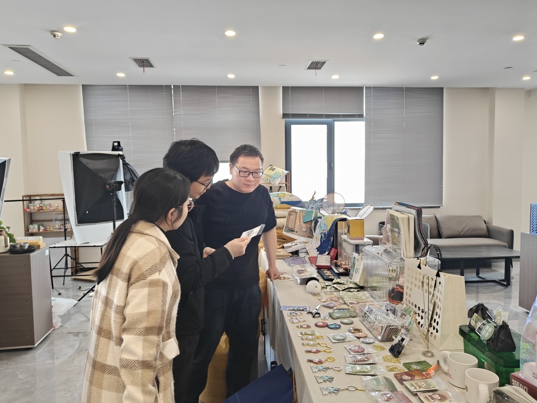 深化校地合作 共育文創(chuàng)人才——商學(xué)院師生赴開封文投集團(tuán)開展文化產(chǎn)業(yè)發(fā)展參觀交流活動(dòng)